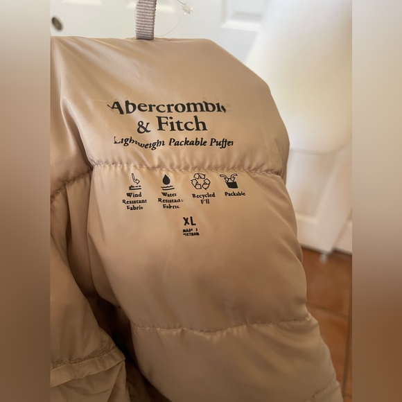Abercrombie and Fitch Lightweight Packable Puffer in Tan Size XL - Picture 6 of 7